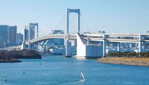 낮의 레인보우 브릿지