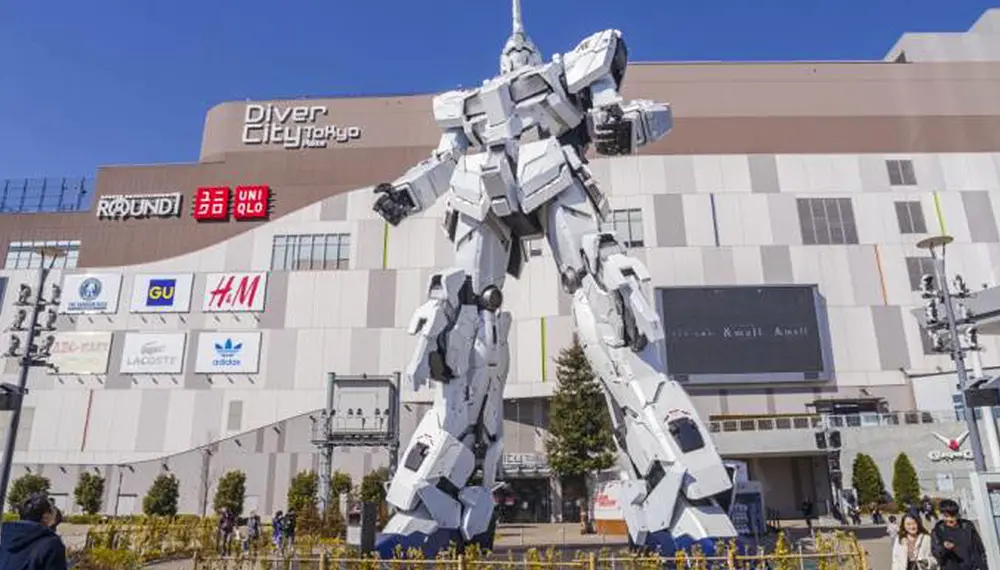 실물 크기의 유니콘 건담 입상